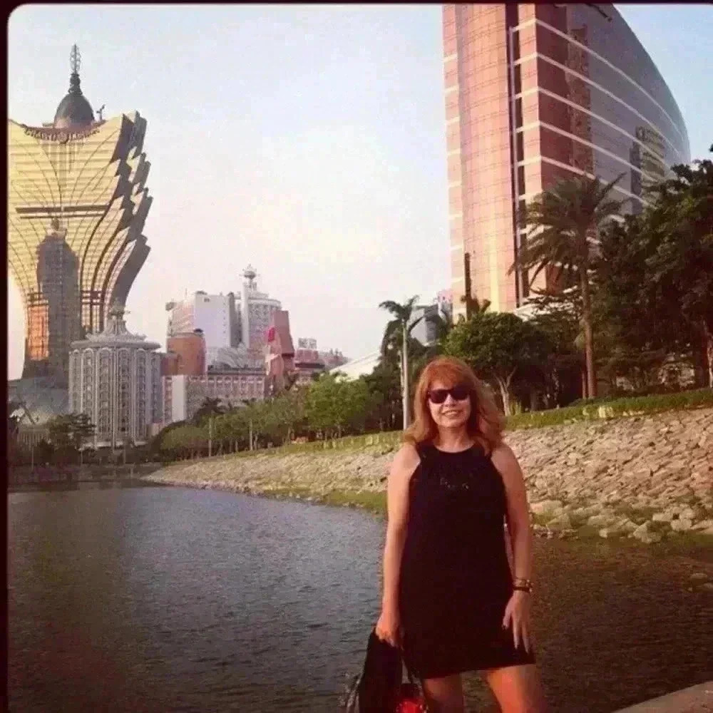 Hi it's Marti - lover‎ of J Crew and Black Dresses!